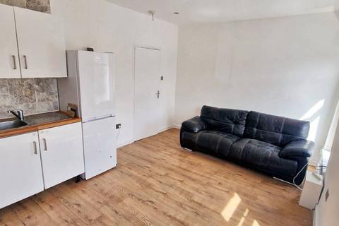 2 bedroom apartment to rent, Broadway, Cardiff CF24