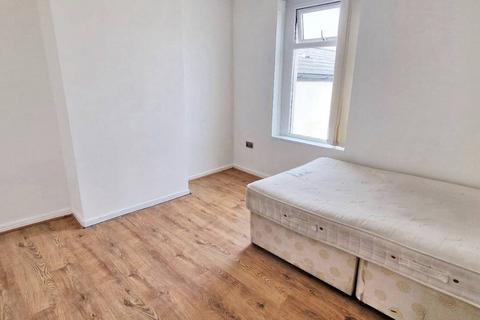 2 bedroom apartment to rent, Broadway, Cardiff CF24