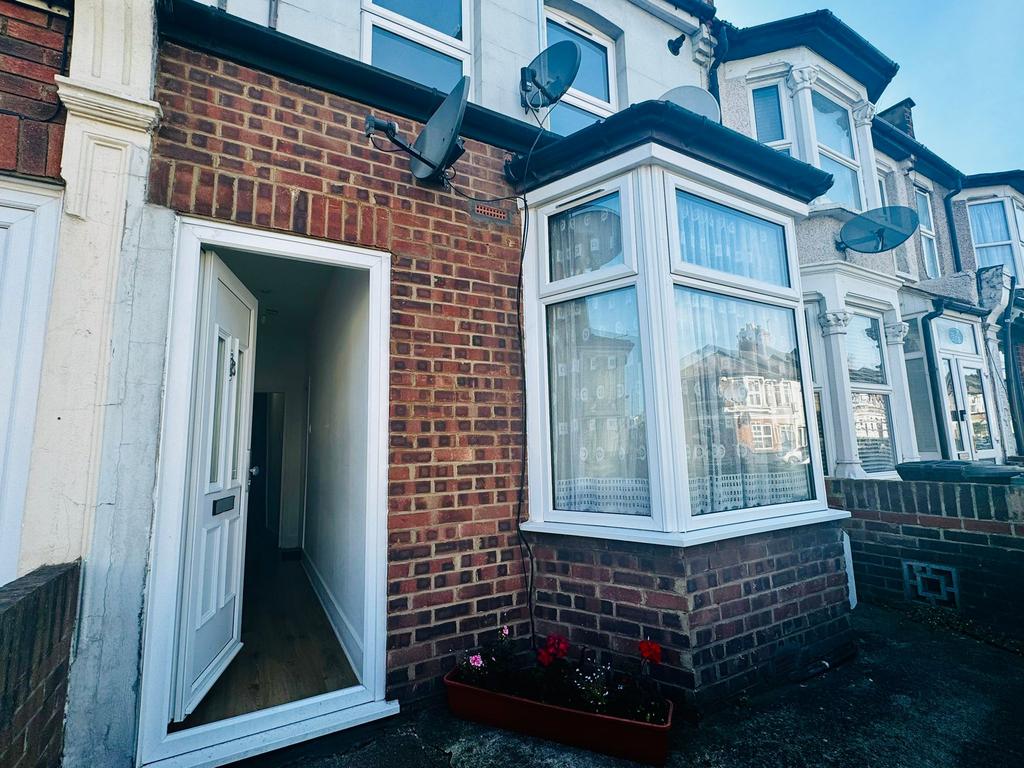 Fulbourne Road, London E17 2 bed flat to rent £1,650 pcm (£381 pw)