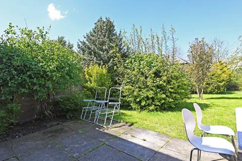 25 Constantine Avenue, York, YO10 3SY