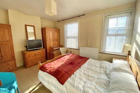 4 bedroom semi-detached house to rent, Aldershot GU12