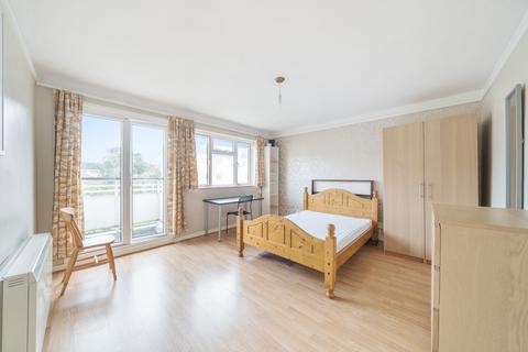 3 bedroom flat for sale, Kingsnympton Park, Kingston Upon Thames, KT2