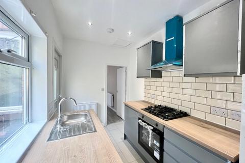 2 bedroom terraced house to rent, Oak Street, Stoke-On-Trent ST1