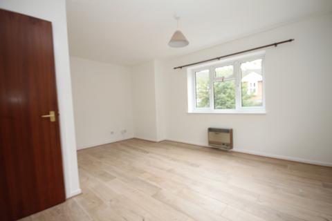 2 bedroom flat to rent, Quilter Close, Luton, LU3