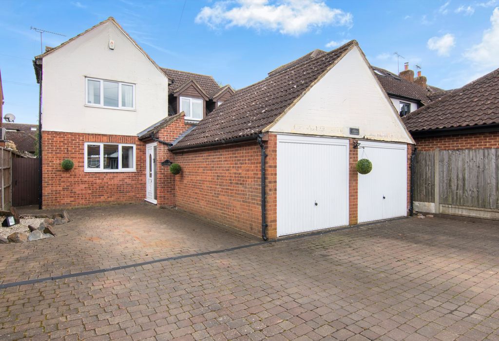 Derby Road, Dobbs Weir, Hertfordshire 4 bed detached house - £700,000