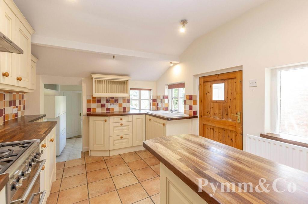 Damgate Street, Wymondham NR18 3 bed terraced house for sale £350,000