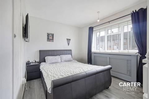 2 bedroom flat for sale, Bader Way, Rainham, RM13