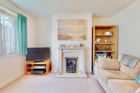 6 Derwent Drive, Hayes, UB4 8DR