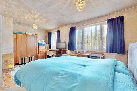 6 Derwent Drive, Hayes, UB4 8DR