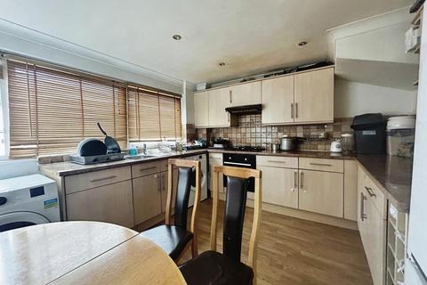 2 bedroom apartment to rent, Harrogate Court, Langley SL3