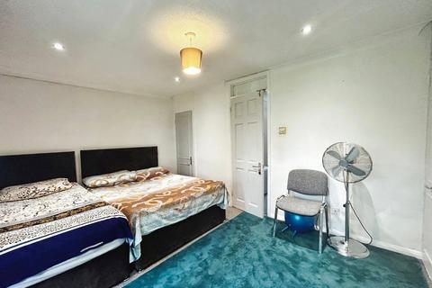 2 bedroom apartment to rent, Harrogate Court, Langley SL3