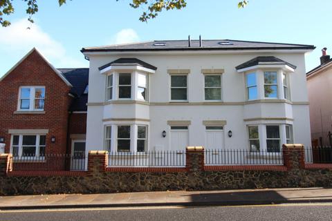 4 bedroom semi-detached house to rent, Priory Road, Maidstone ME15