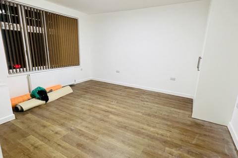 3 bedroom flat to rent, 45 Westmorland Road, Harrow HA1