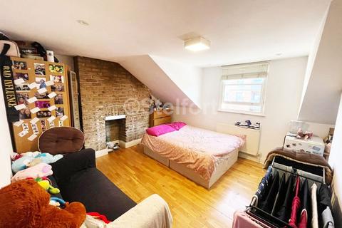 4 bedroom flat to rent, Mayes Road, London N22