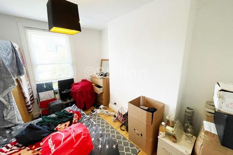 4 bedroom flat to rent, Mayes Road, London N22