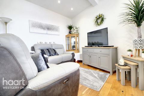 2 bedroom flat for sale, Avebury Road, WESTCLIFF-ON-SEA