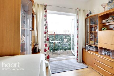 2 bedroom flat for sale, Avebury Road, WESTCLIFF-ON-SEA