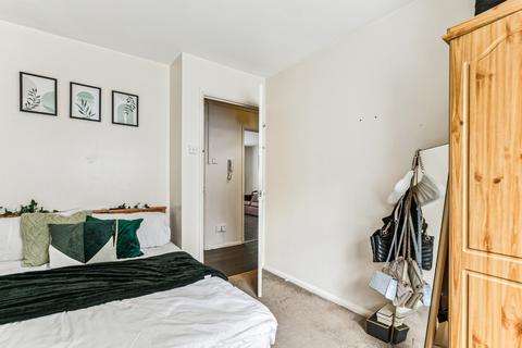 2 bedroom flat to rent, Molyneux Drive, London