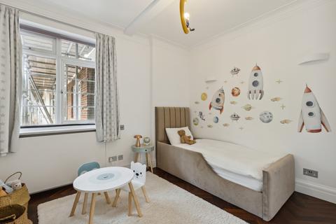 4 bedroom flat to rent, Chatsworth Court, Pembroke Road, London