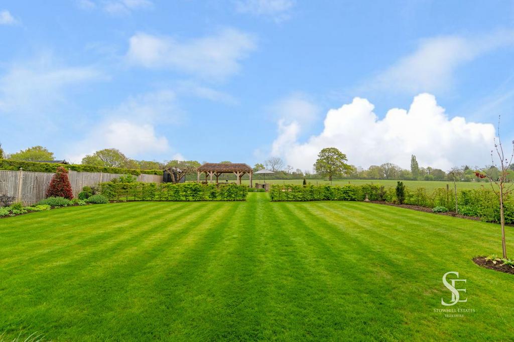Garden to Oak-framed Gazebo