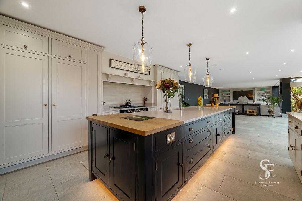 Full-length open-plan