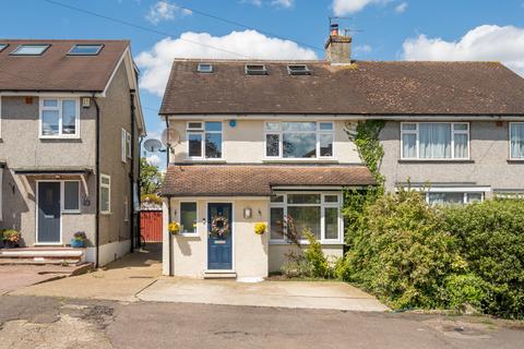 10 Lodge Road, Fetcham, Leatherhead, KT22 9QY