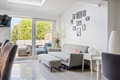 10 Lodge Road, Fetcham, Leatherhead, KT22 9QY