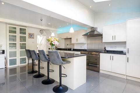 10 Lodge Road, Fetcham, Leatherhead, KT22 9QY