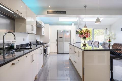 10 Lodge Road, Fetcham, Leatherhead, KT22 9QY
