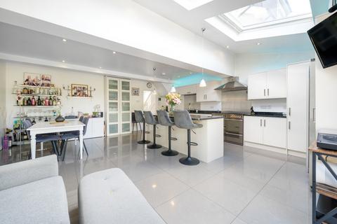 10 Lodge Road, Fetcham, Leatherhead, KT22 9QY