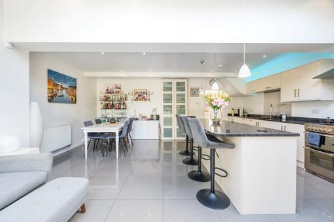 10 Lodge Road, Fetcham, Leatherhead, KT22 9QY