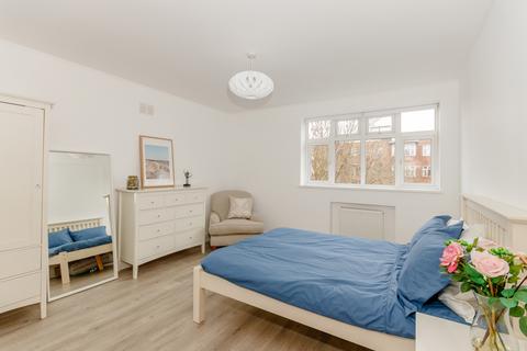 4 bedroom flat for sale, Brae Court, Kingston Hill, Kingston Upon Thames, KT2