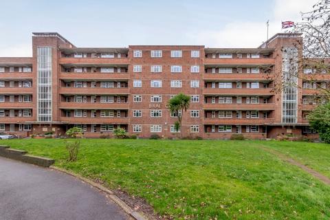 4 bedroom flat for sale, Brae Court, Kingston Hill, Kingston Upon Thames, KT2