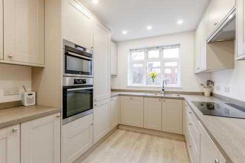 4 bedroom flat for sale, Brae Court, Kingston Hill, Kingston Upon Thames, KT2