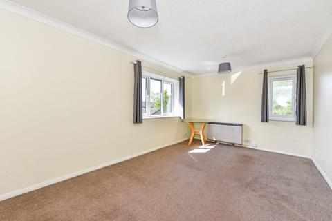 2 bedroom flat for sale, Sandringham Road, Petersfield, Hampshire