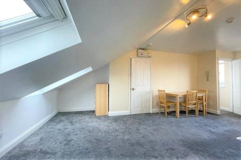 Studio to rent, Whittington Road, Bounds Green, London, N22