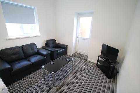 3 bedroom flat to rent, North Road East, Plymouth PL4