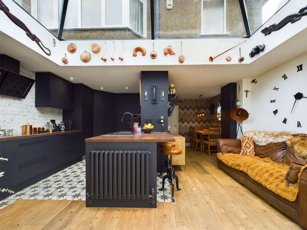 Kitchen/dining/family room