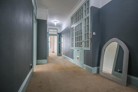 4 bedroom apartment for sale, Highbury Road-Demanding Hillside Apartment