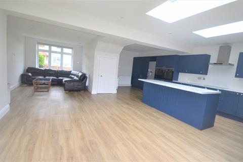 2 bedroom end of terrace house to rent, Romford, RM7