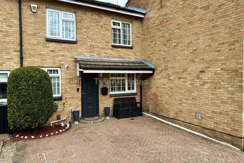 4 bedroom terraced house for sale, Chesham Drive, Basildon SS15