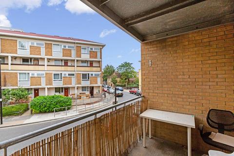 2 bedroom flat for sale, Lime Tree Court, Belton Way, Bow, London, E3