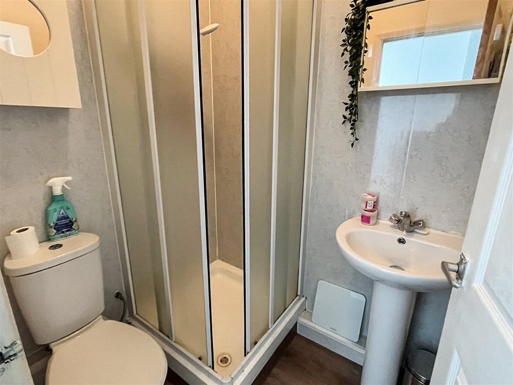 FF Flat 2 en-suite shower room