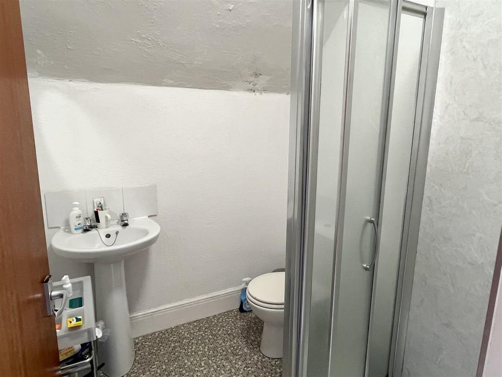 2 ND Floor - En-suite shower room