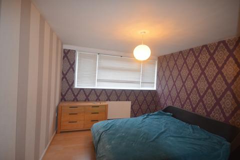 2 bedroom semi-detached house to rent, Tiptree Crescent, IG5 0SZ