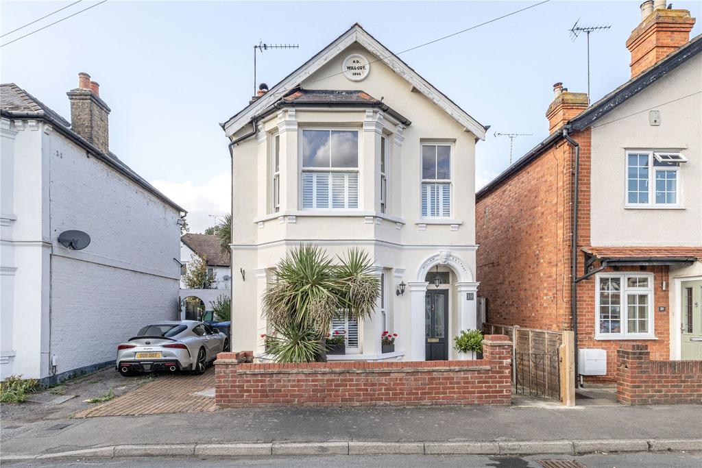 Pear Tree Road, Surrey KT15 3 bed detached house for sale £600,000