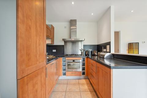 3/3, 1 Meadowside Quay Square, Glasgow, G11 6BS
