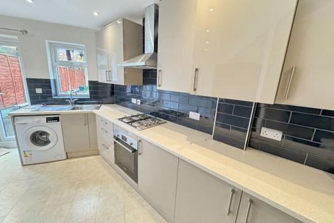 4 bedroom end of terrace house to rent, Hounslow TW5
