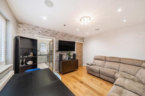 2 bedroom apartment to rent, Glenhurst Road London N12