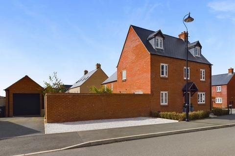 2 Beverley Way, Towcester, NN12 6UE
